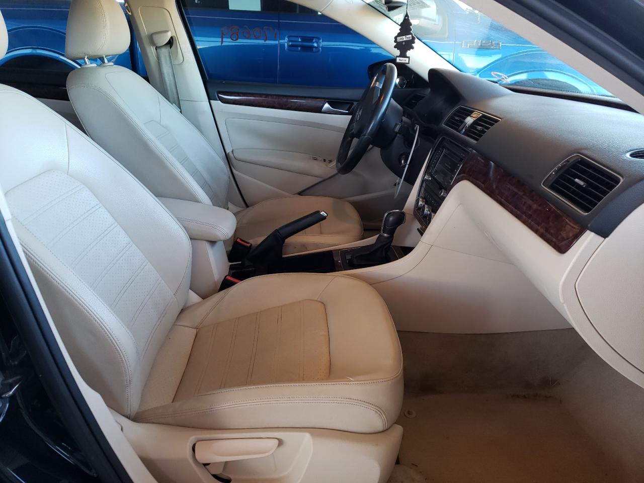 Photo 5 from auction – 2012 VOLKSWAGEN PASSAT SEL with VIN 1VWCH7A39CC044487
