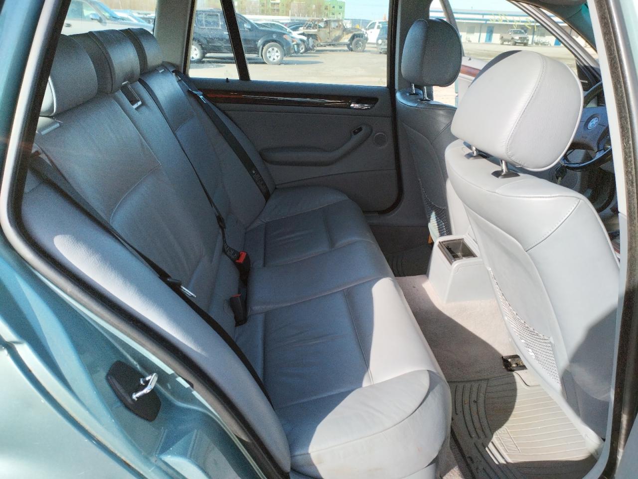 Photo 6 from auction – 2002 BMW 325 IT with VIN WBAEN334X2PC11045
