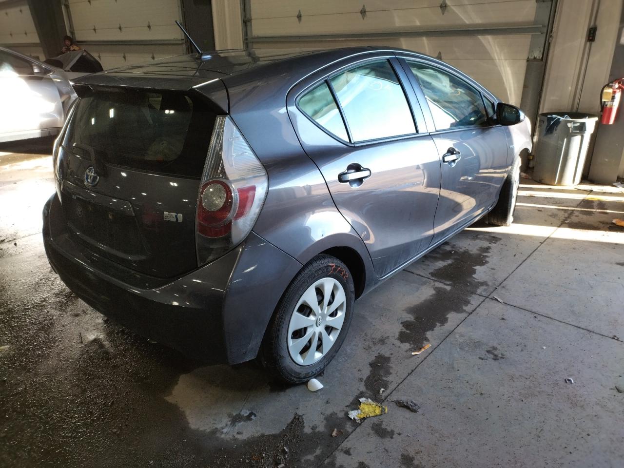 Photo 4 from auction – 2014 TOYOTA PRIUS C with VIN JTDKDTB36E1565232