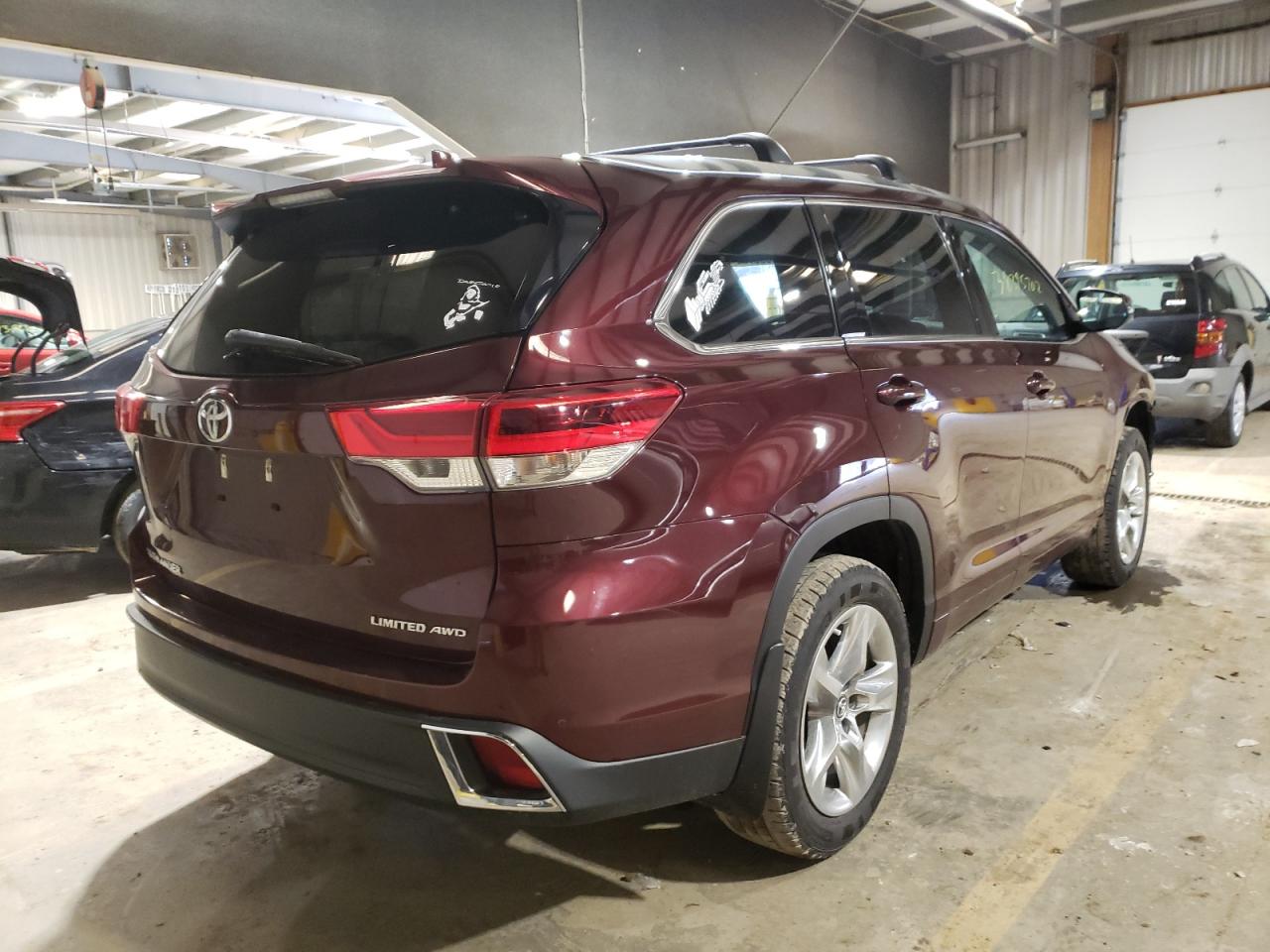 Photo 4 from auction – 2018 TOYOTA HIGHLANDER with VIN 5TDDZRFH5JS861553