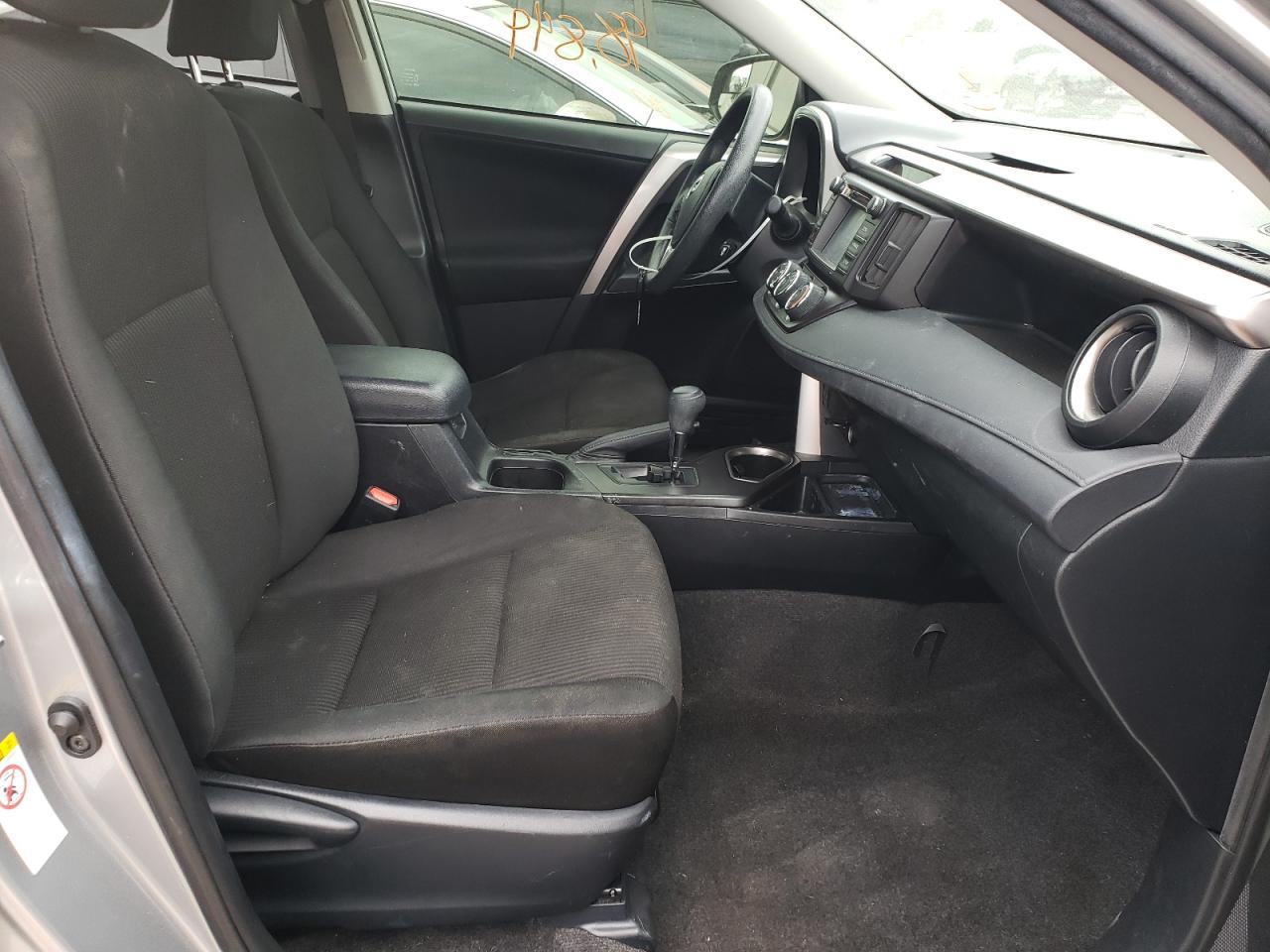 Photo 5 from auction – 2018 TOYOTA RAV4 LE with VIN JTMZFREVXJJ162020