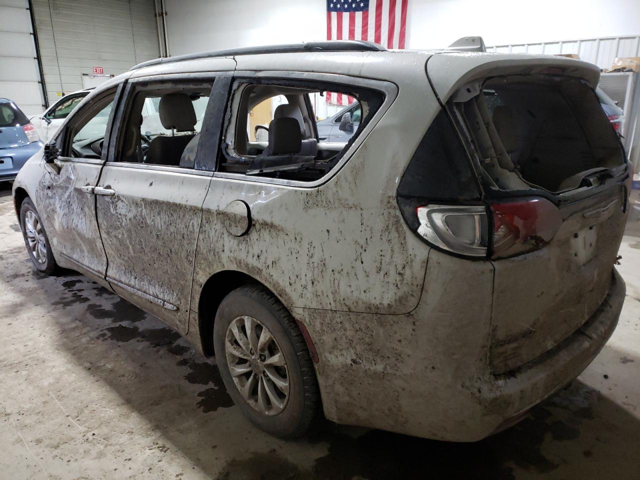 Photo 3 from auction – 2017 CHRYSLER PACIFICA T with VIN 2C4RC1BG0HR677940