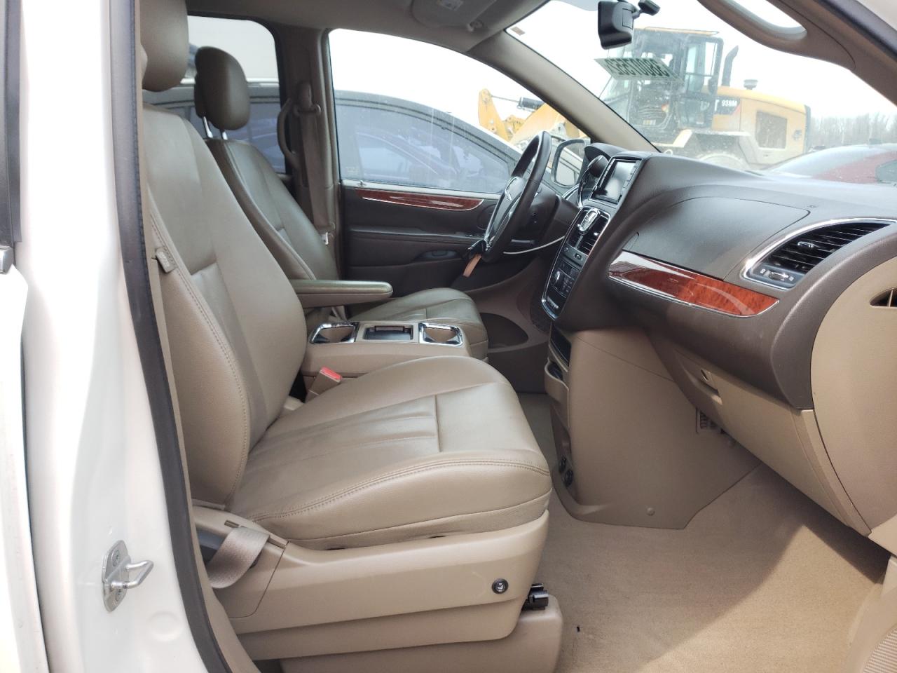 Photo 5 from auction – 2013 CHRYSLER TOWN & COU with VIN 2C4RC1BG4DR539361