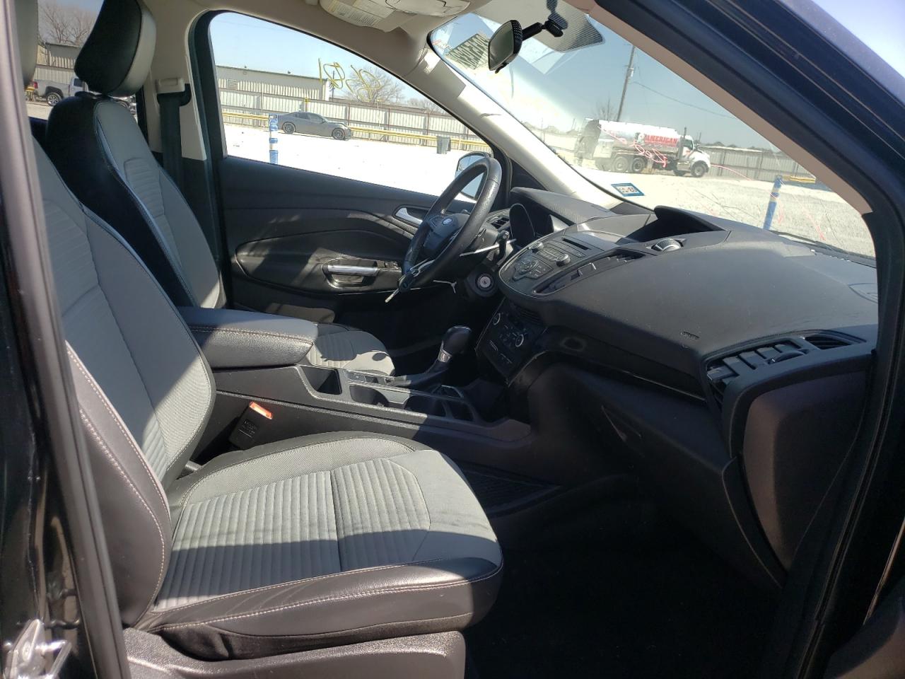 Photo 5 from auction – 2018 FORD ESCAPE SE with VIN 1FMCU0GD2JUC18859