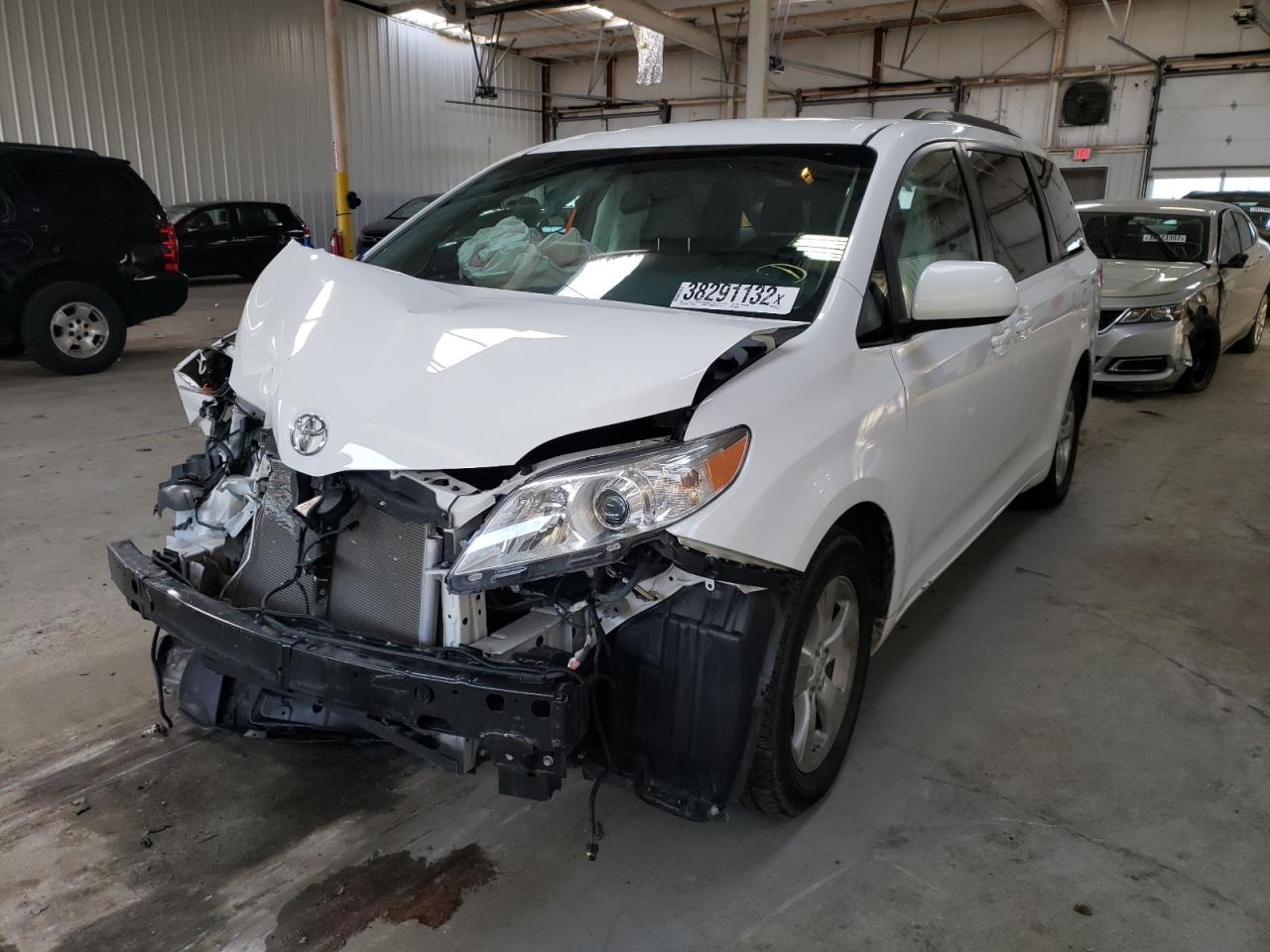 Photo 2 from auction – 2015 TOYOTA SIENNA LE with VIN 5TDKK3DCXFS656334