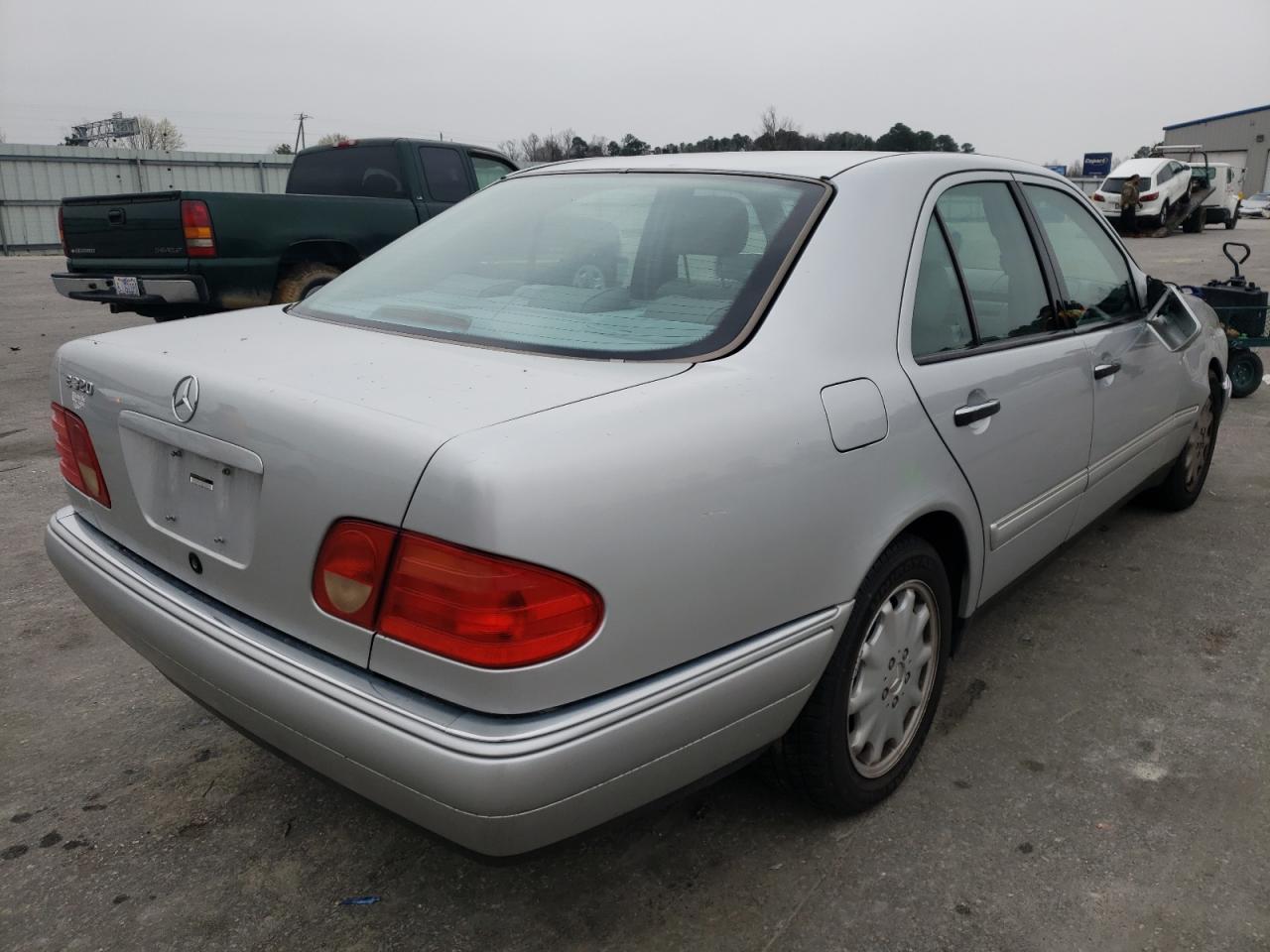 Photo 4 from auction – 1999 MERCEDES-BENZ E 320 with VIN WDBJF65H7XA859559