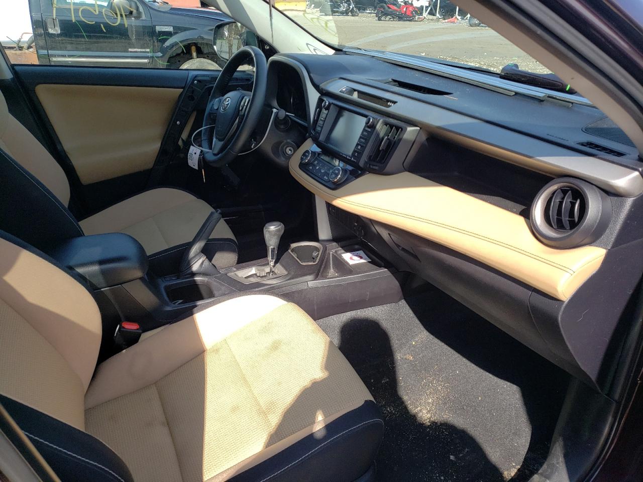 Photo 5 from auction – 2017 TOYOTA RAV4 XLE with VIN 2T3RFREV2HW652561
