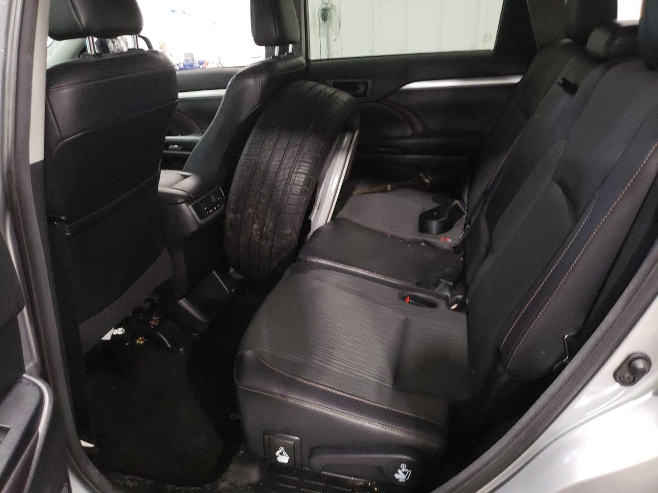 Photo 6 from auction – 2016 TOYOTA HIGHLANDER with VIN 5TDBKRFH3GS347527