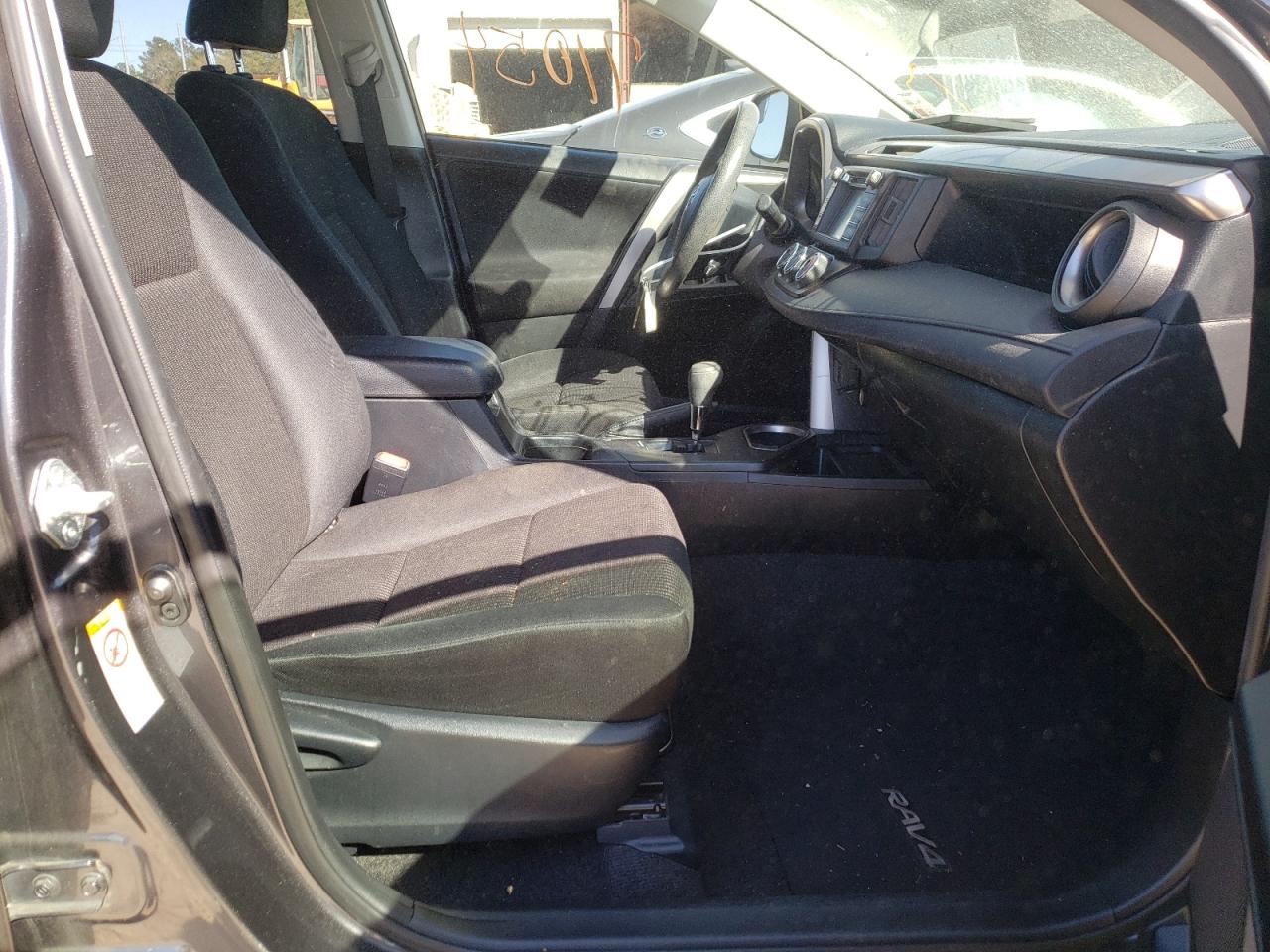 Photo 5 from auction – 2016 TOYOTA RAV4 LE with VIN JTMZFREV4GJ077540