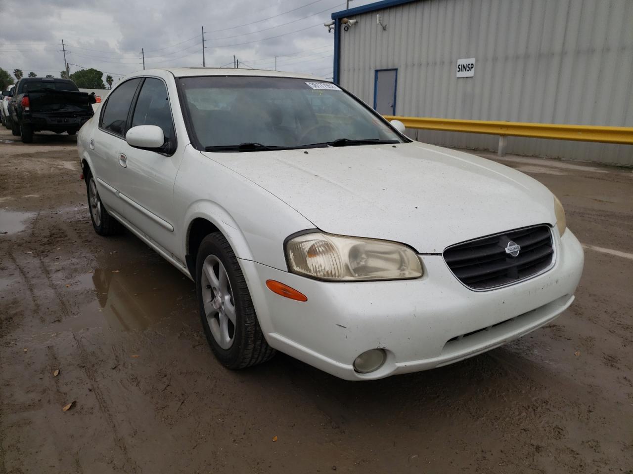 NISSAN MAXIMA GLE 2000 with VIN JN1CA31D0YT747155 - Photo from auction