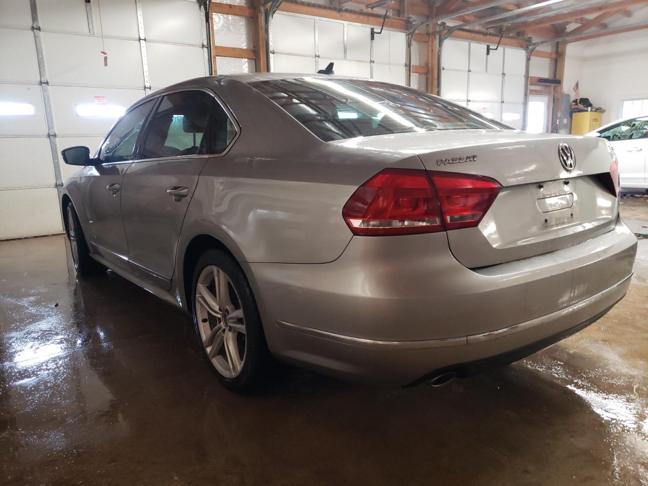 Photo 3 from auction – 2012 VOLKSWAGEN PASSAT SEL with VIN 1VWCM7A36CC080214