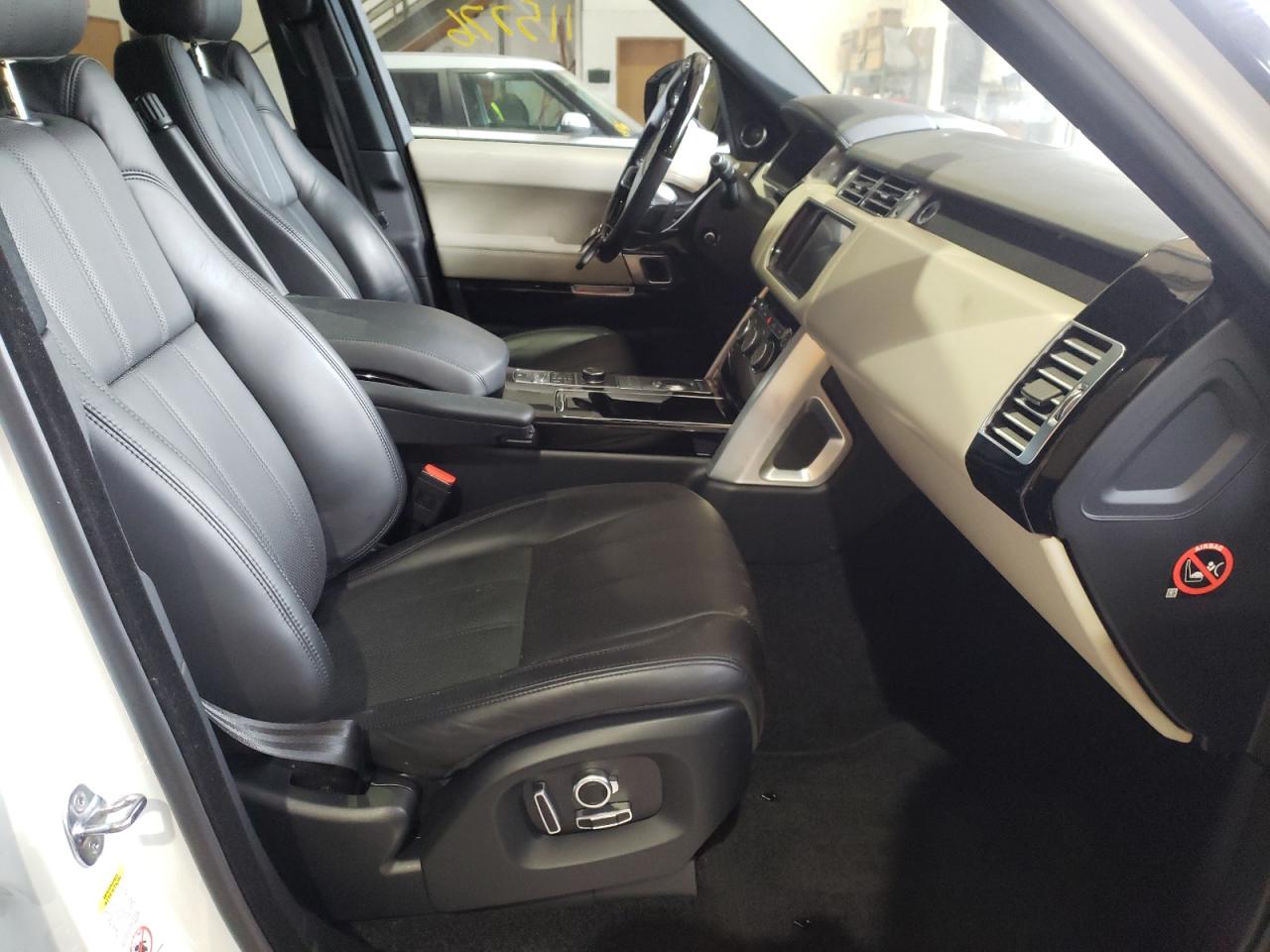 Photo 5 from auction – 2016 LAND ROVER RANGE ROVE with VIN SALGS2KF1GA244937