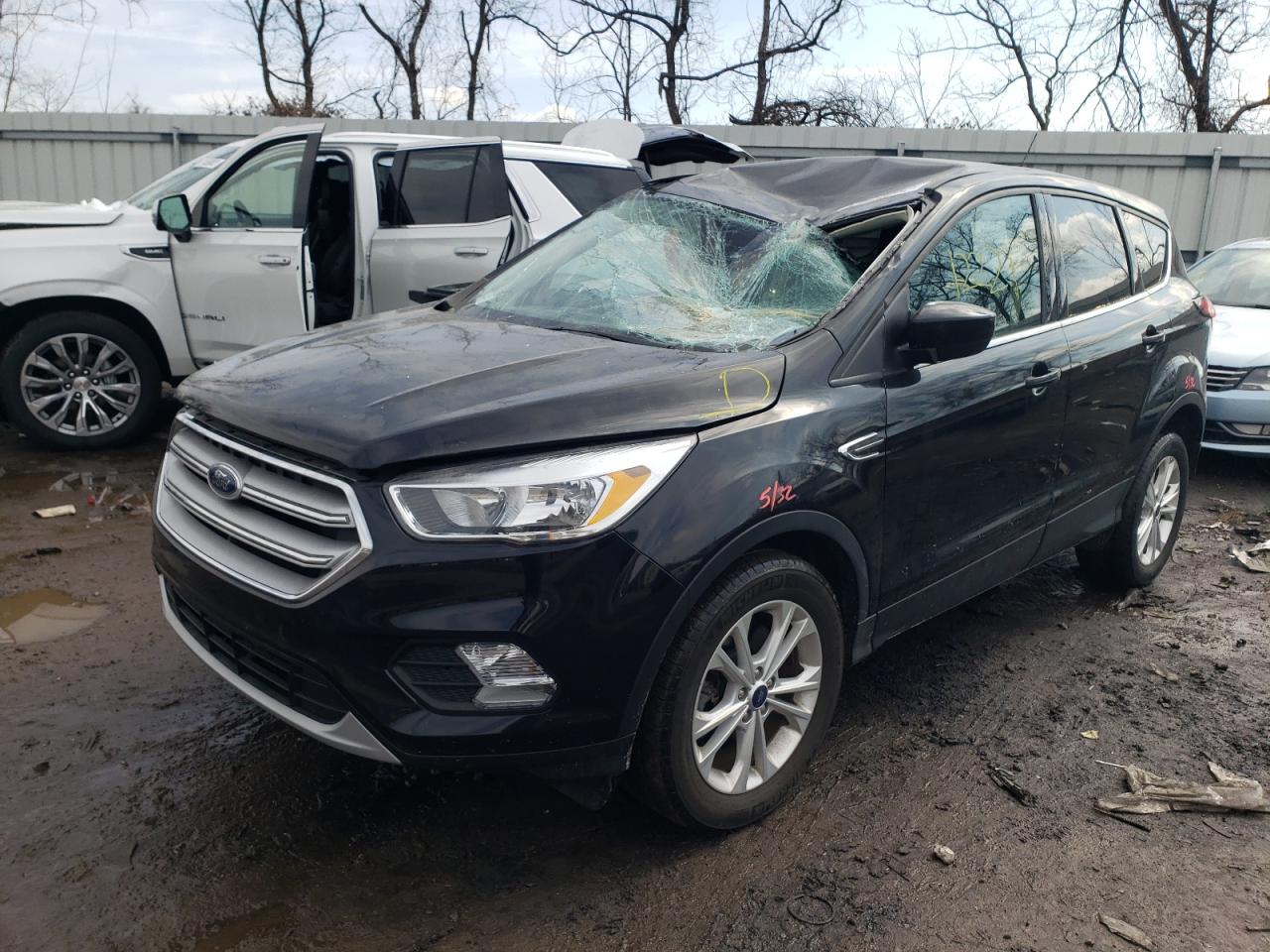 Photo 2 from auction – 2019 FORD ESCAPE SE with VIN 1FMCU9GD4KUB23385