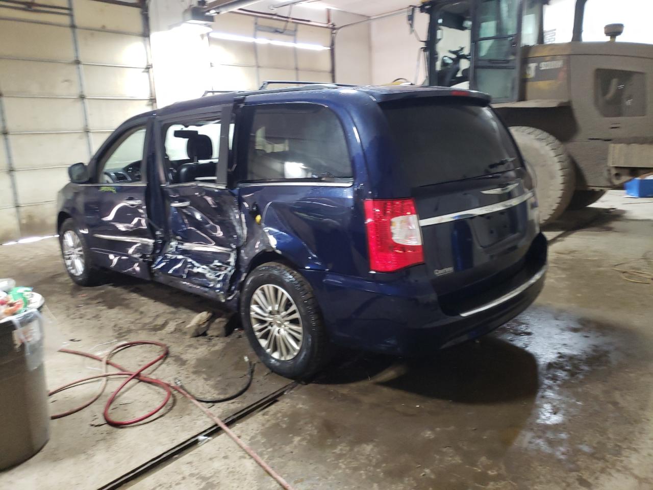 Photo 3 from auction – 2013 CHRYSLER TOWN & COU with VIN 2C4RC1CG0DR622994