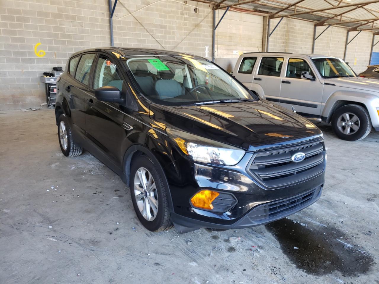 FORD ESCAPE S 2018 مع رقم تعريف المركبة 1FMCU0F79JUB05096 - صورة من المزاد