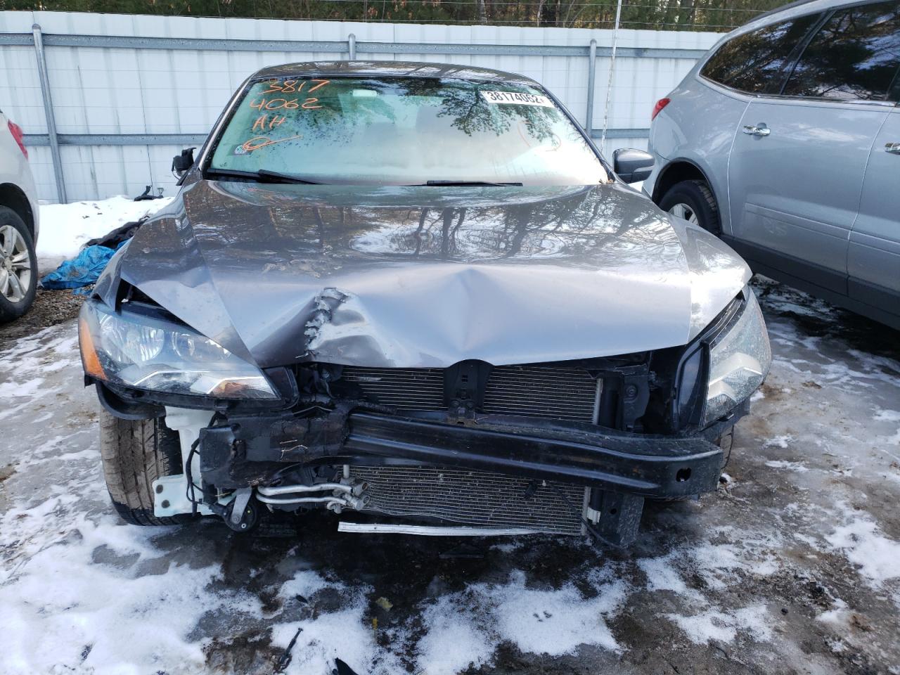 Photo 9 from auction – 2015 VOLKSWAGEN PASSAT S with VIN 1VWAT7A35FC024442