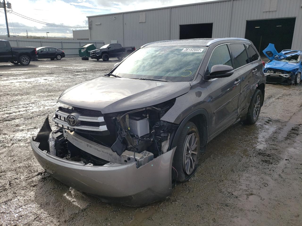 Photo 2 from auction – 2017 TOYOTA HIGHLANDER with VIN 5TDJZRFH9HS406752