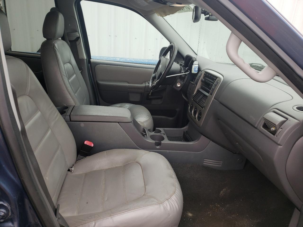Photo 5 from auction – 2005 FORD EXPLORER 4 with VIN 1FMZU73K05UB62224
