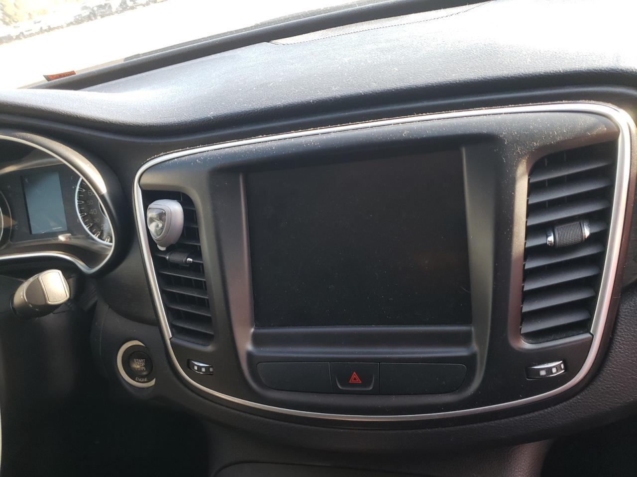 Photo 9 from auction – 2015 CHRYSLER 200 LIMITE with VIN 1C3CCCAB2FN689383
