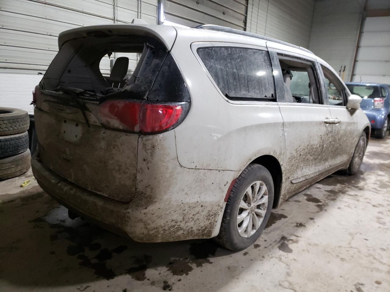 Photo 4 from auction – 2017 CHRYSLER PACIFICA T with VIN 2C4RC1BG0HR677940