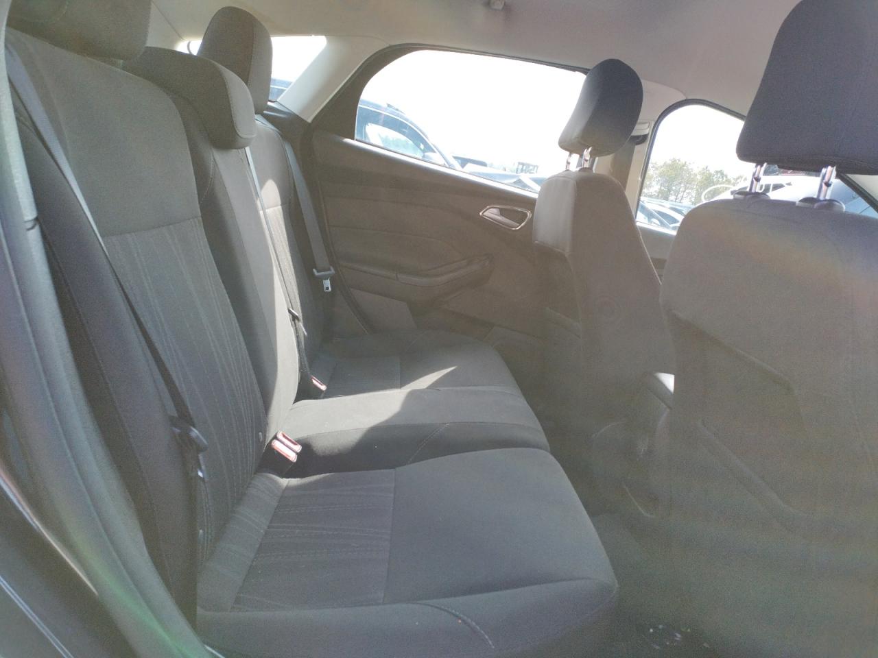 Photo 6 from auction – 2016 FORD FOCUS SE with VIN 1FADP3K23GL375800