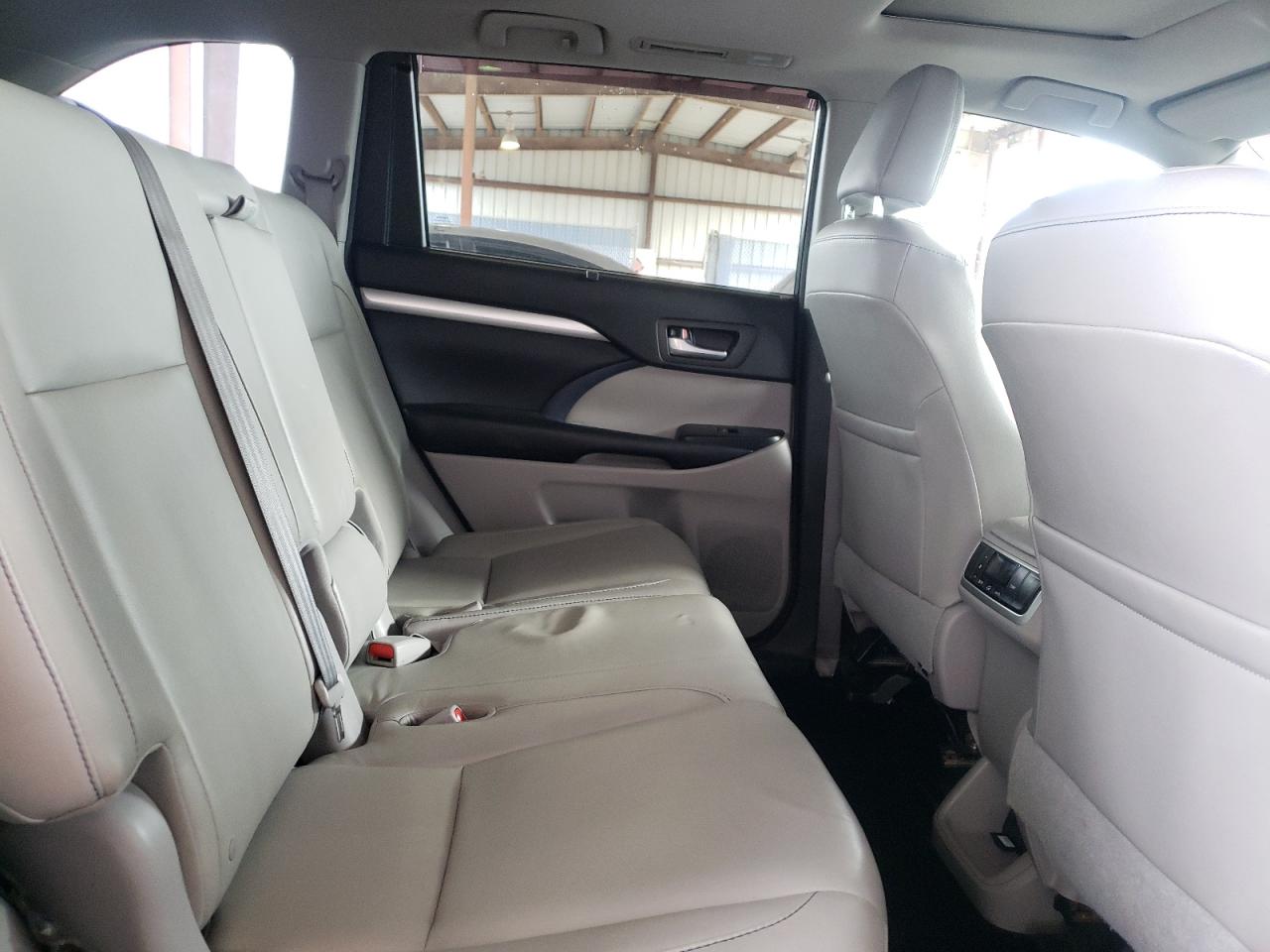 Photo 6 from auction – 2016 TOYOTA HIGHLANDER with VIN 5TDJKRFH0GS319664