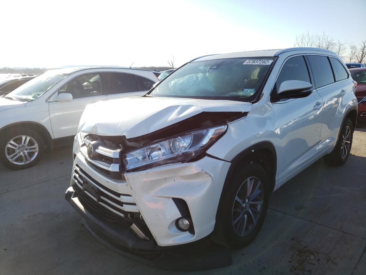 Photo 2 from auction – 2018 TOYOTA HIGHLANDER with VIN 5TDKZRFHXJS540468