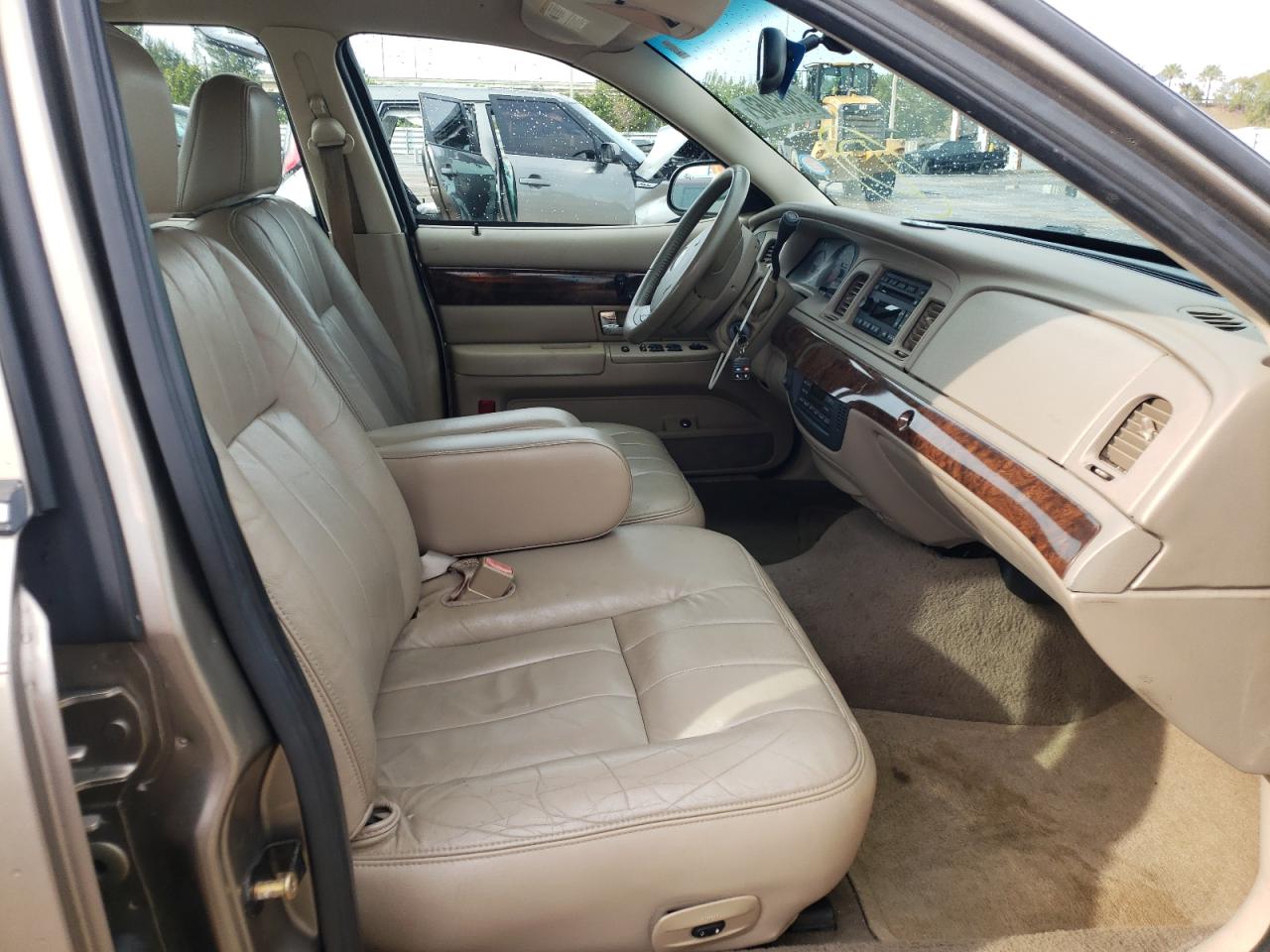Photo 5 from auction – 2005 MERCURY GRAND MARQ with VIN 2MEFM75W95X660601