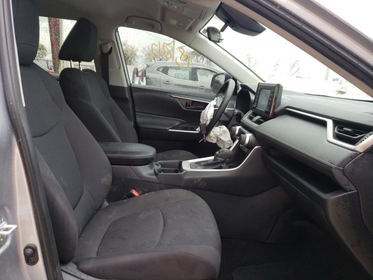 Photo 5 from auction – 2019 TOYOTA RAV4 LE with VIN 2T3H1RFV6KW039925
