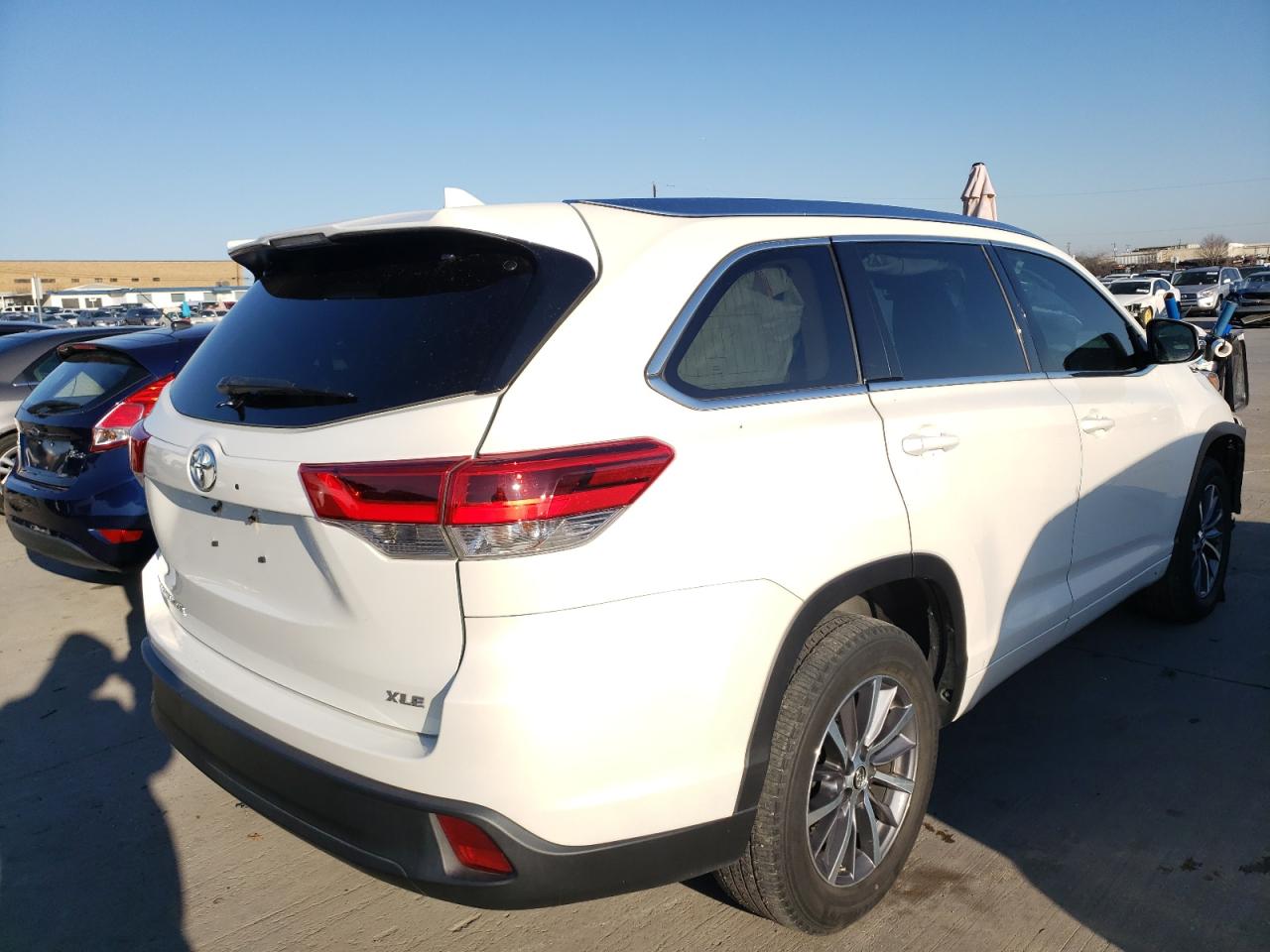 Photo 4 from auction – 2018 TOYOTA HIGHLANDER with VIN 5TDKZRFHXJS540468