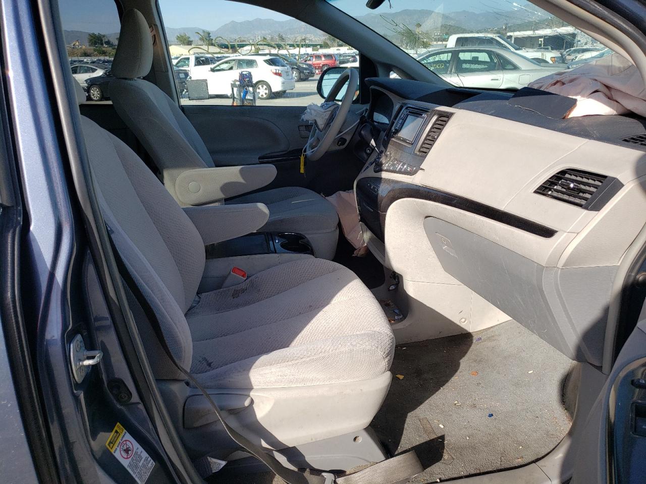 Photo 5 from auction – 2014 TOYOTA SIENNA LE with VIN 5TDKK3DC2ES414572