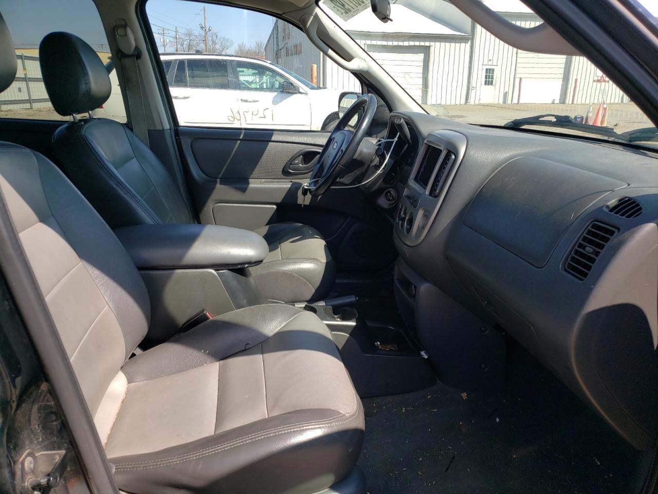 Photo 5 from auction – 2003 FORD ESCAPE XLT with VIN 1FMCU93143KC54471