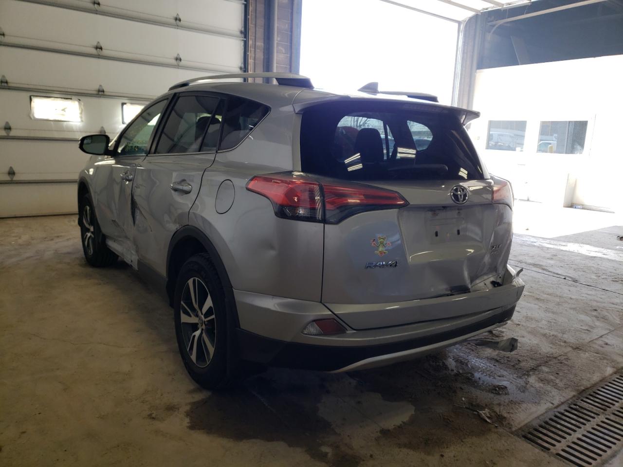 Photo 3 from auction – 2016 TOYOTA RAV4 XLE with VIN 2T3RFREVXGW484019