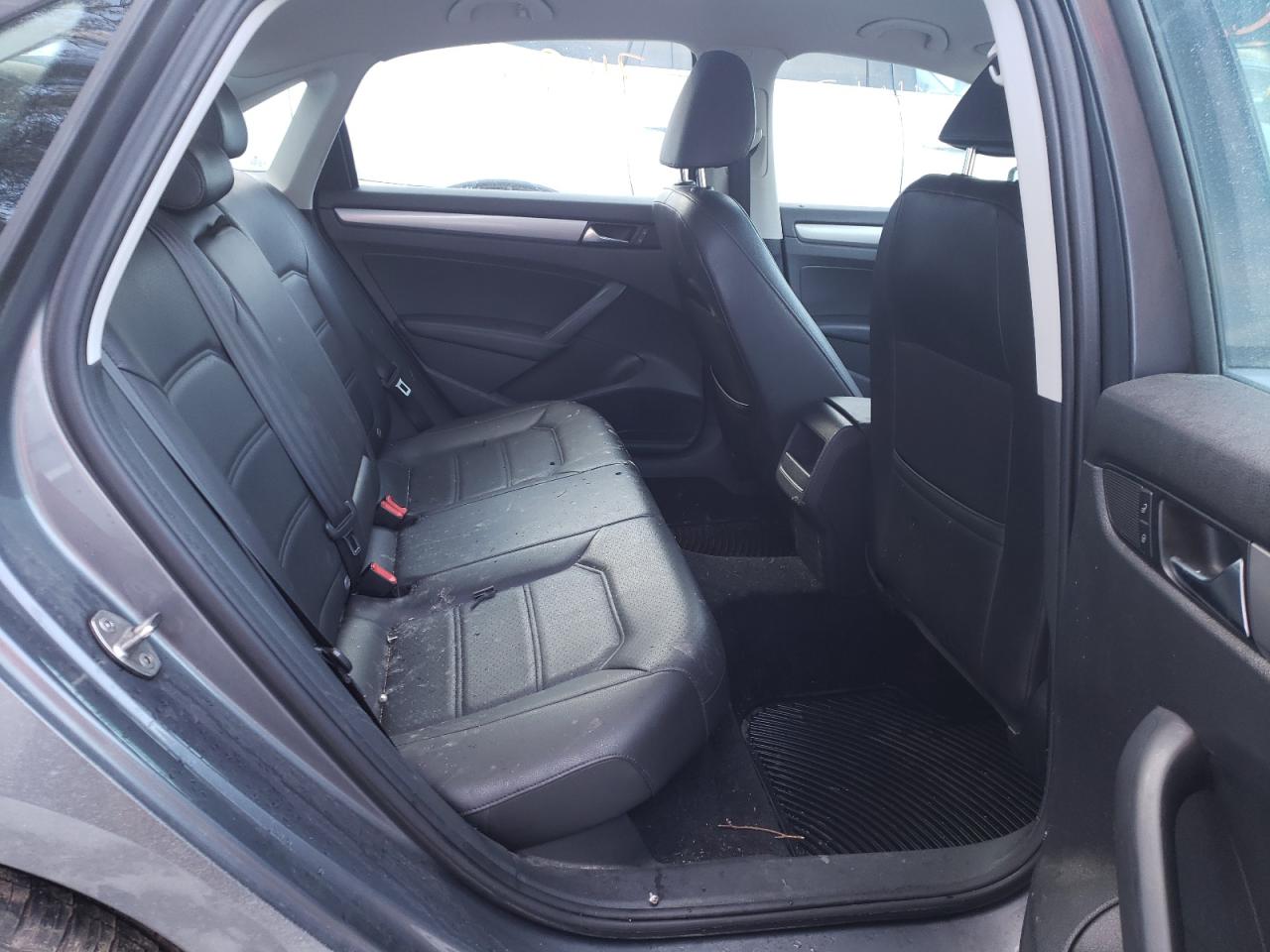 Photo 6 from auction – 2015 VOLKSWAGEN PASSAT S with VIN 1VWAT7A35FC024442