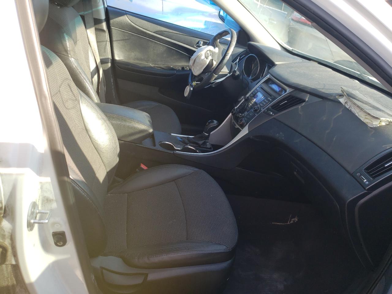 Photo 5 from auction – 2011 HYUNDAI SONATA SE with VIN 5NPEC4AC7BH231867