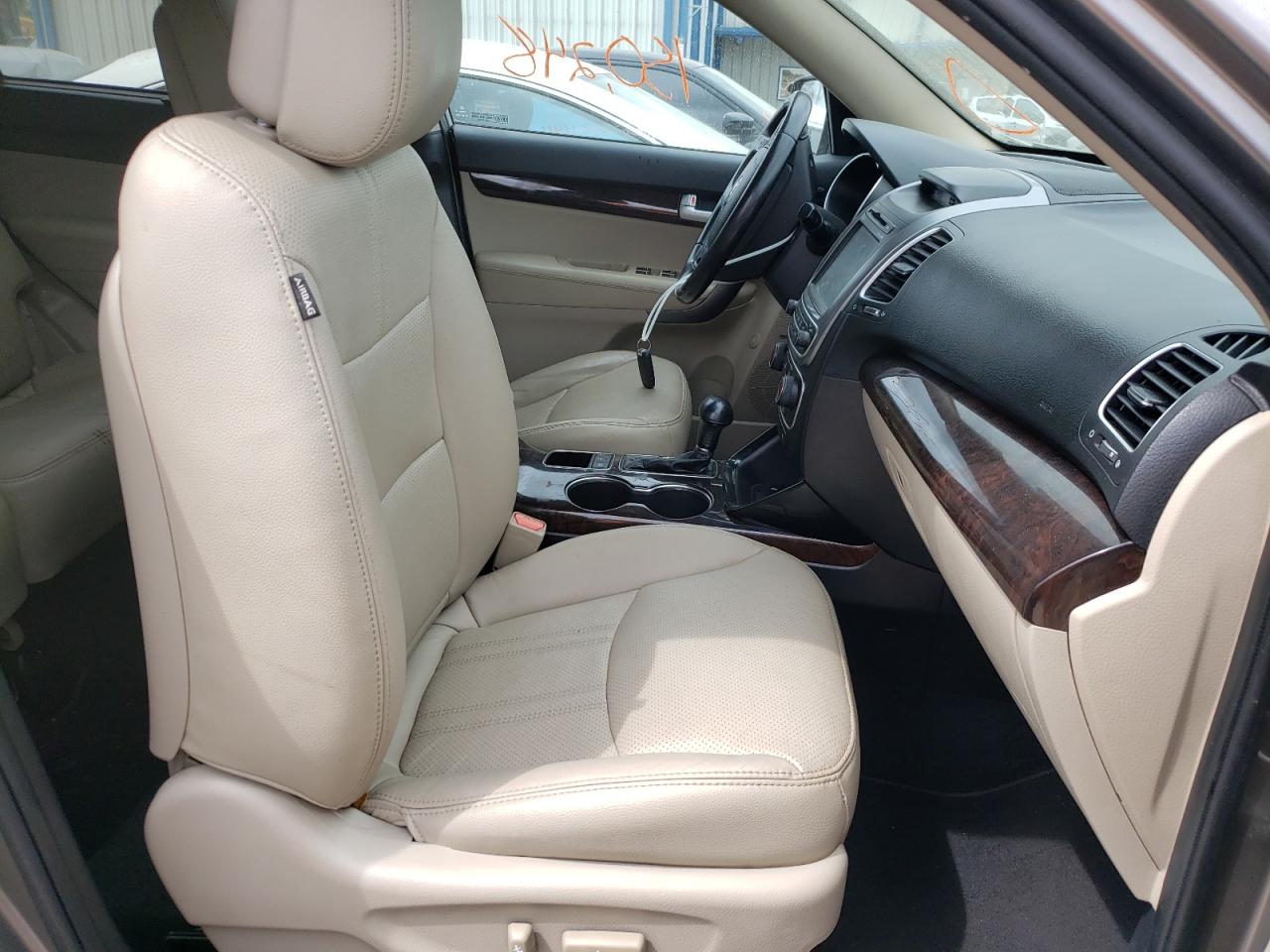 Photo 5 from auction – 2015 KIA SORENTO EX with VIN 5XYKUDA76FG655847