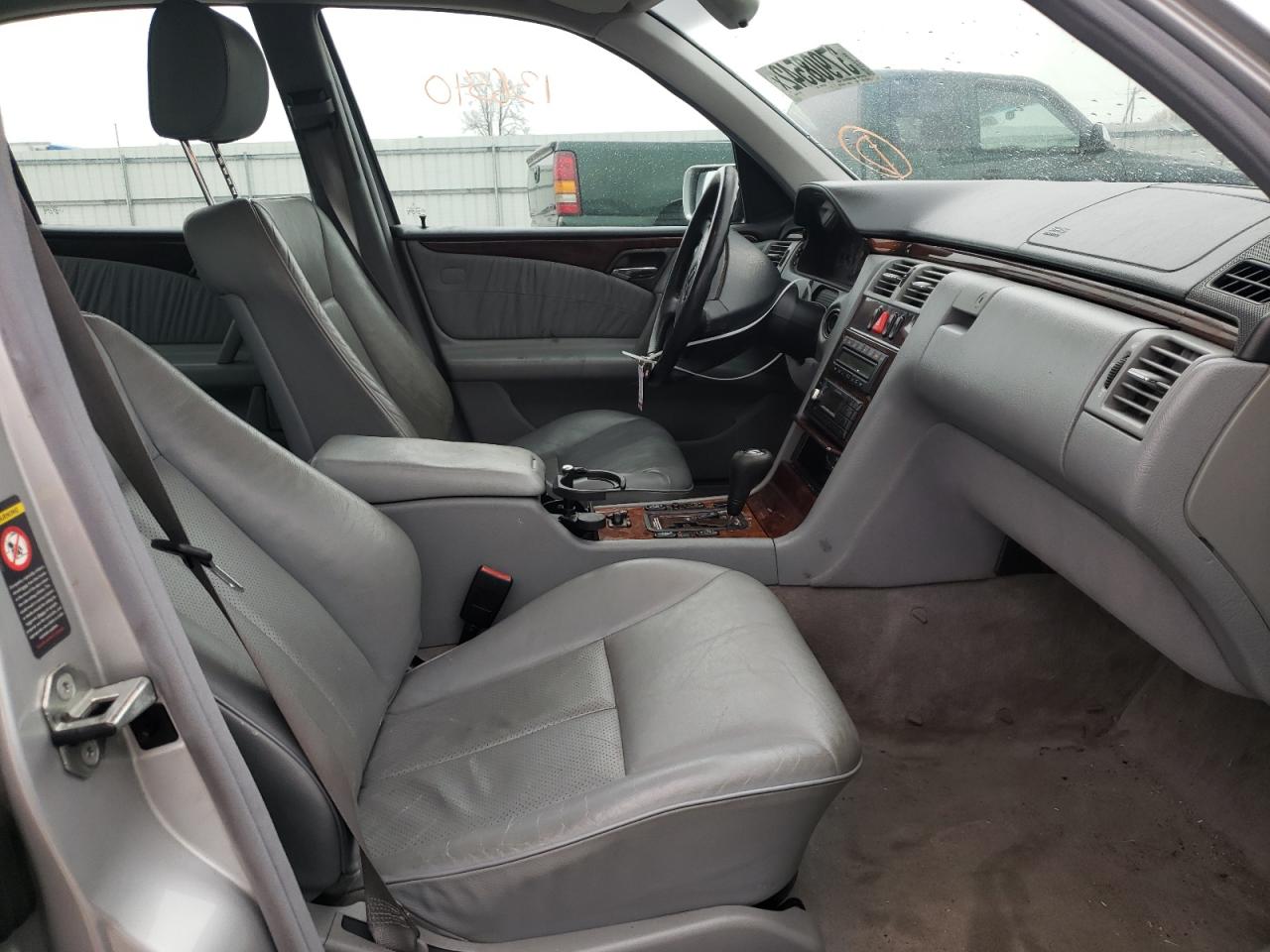 Photo 5 from auction – 1999 MERCEDES-BENZ E 320 with VIN WDBJF65H7XA859559