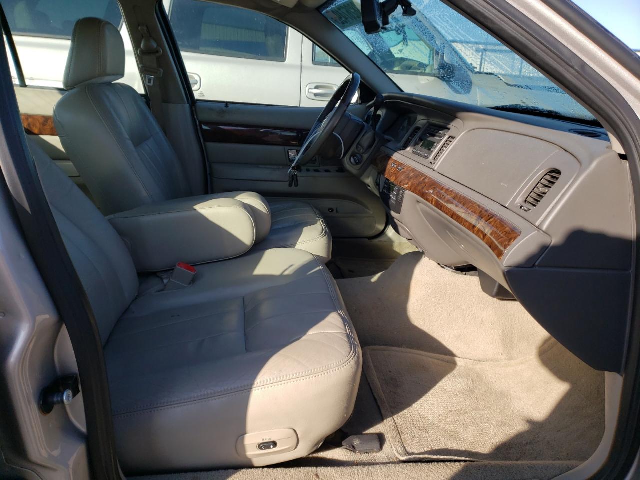 Photo 5 from auction – 2010 MERCURY GRAND MARQ with VIN 2MEBM7FV5AX618330