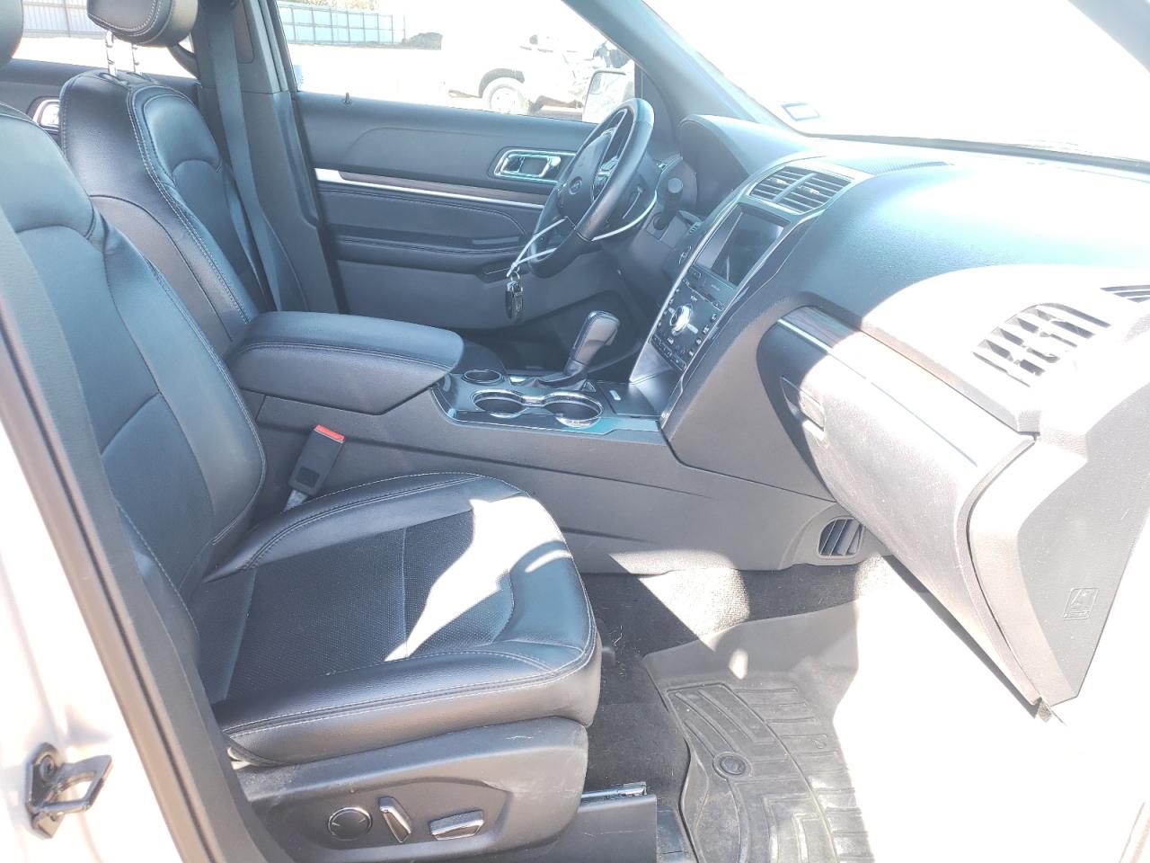 Photo 5 from auction – 2017 FORD EXPLORER L with VIN 1FM5K7F82HGB78576