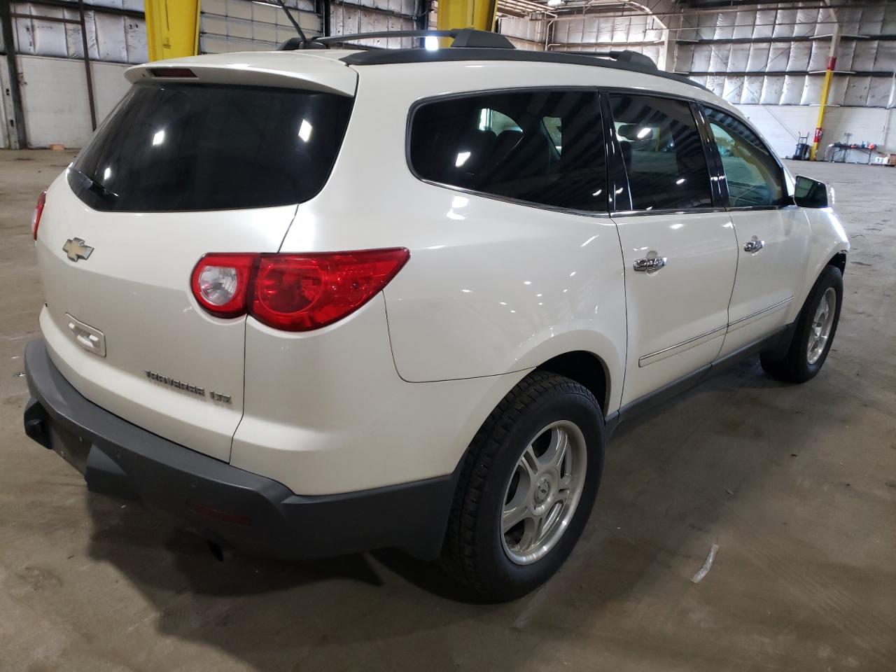 Photo 4 from auction – 2011 CHEVROLET TRAVERSE L with VIN 1GNKVLED0BJ127648
