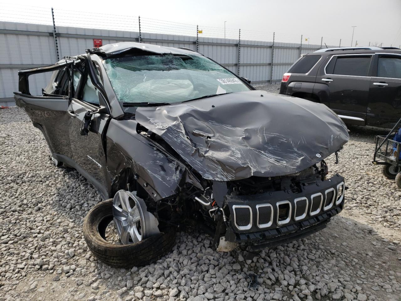 JEEP COMPASS LA 2022 with VIN 3C4NJCBB8NT119590 - Photo from auction