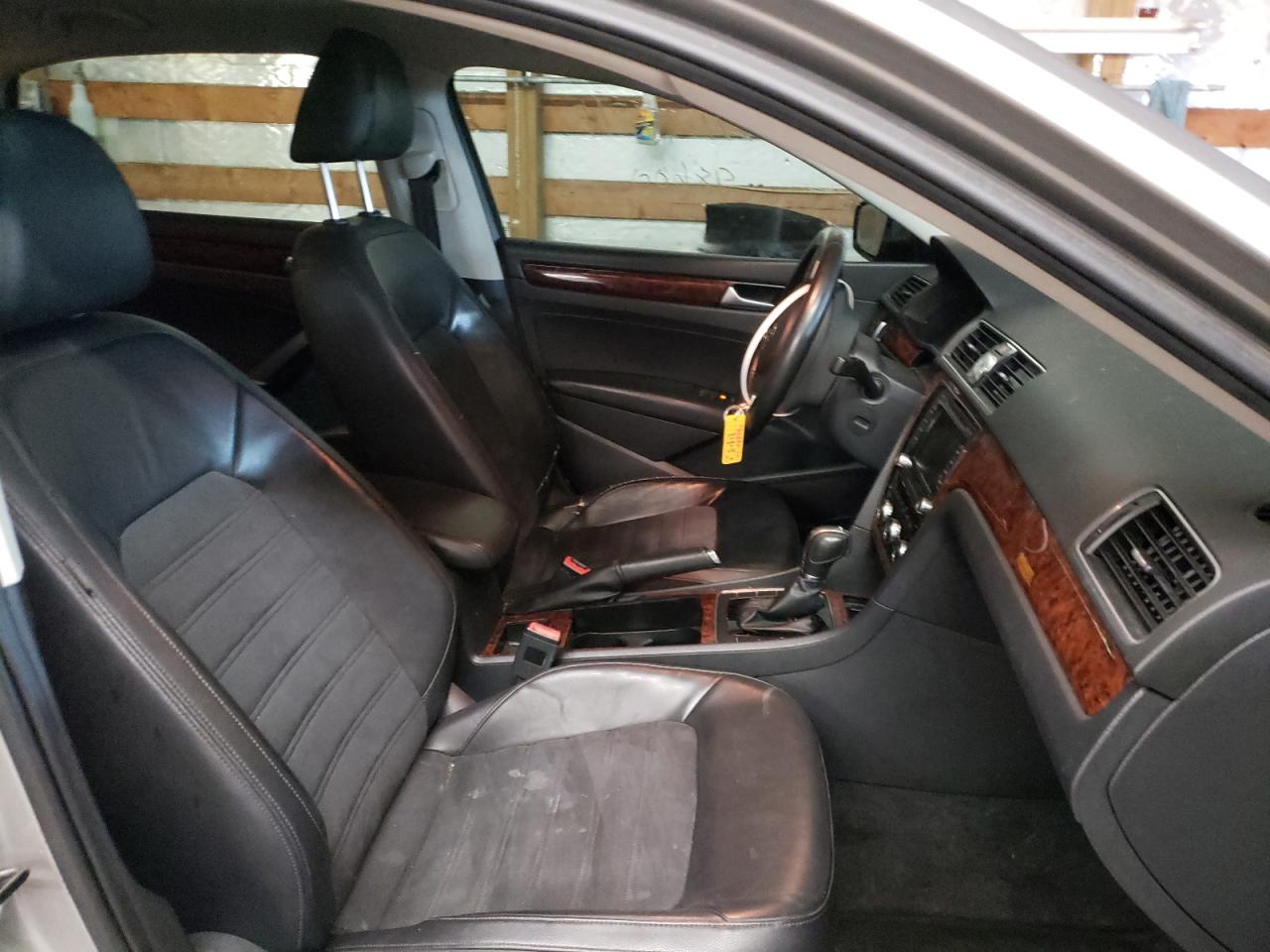 Photo 5 from auction – 2012 VOLKSWAGEN PASSAT SEL with VIN 1VWCM7A36CC080214