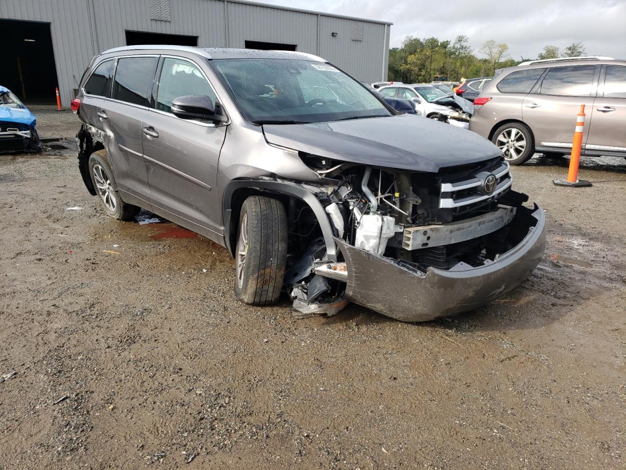 TOYOTA HIGHLANDER 2017 with VIN 5TDJZRFH9HS406752 - Photo from auction