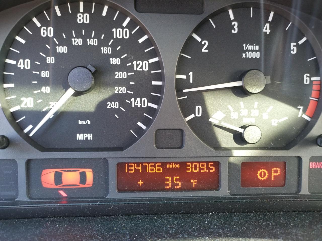Photo 8 from auction – 2002 BMW 325 IT with VIN WBAEN334X2PC11045