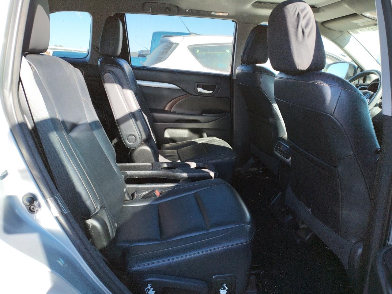Photo 6 from auction – 2015 TOYOTA HIGHLANDER with VIN 5TDJKRFH7FS079916