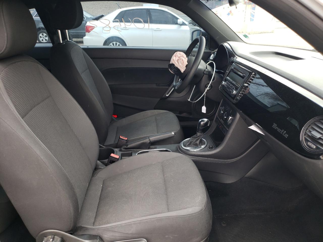 Photo 5 from auction – 2013 VOLKSWAGEN BEETLE with VIN 3VWFP7AT5DM636209