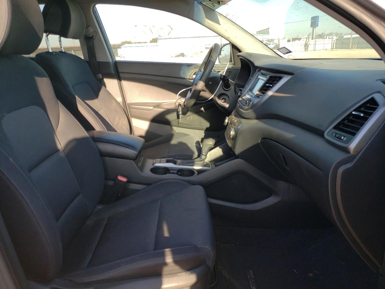 Photo 5 from auction – 2016 HYUNDAI TUCSON LIM with VIN KM8J33A44GU104018