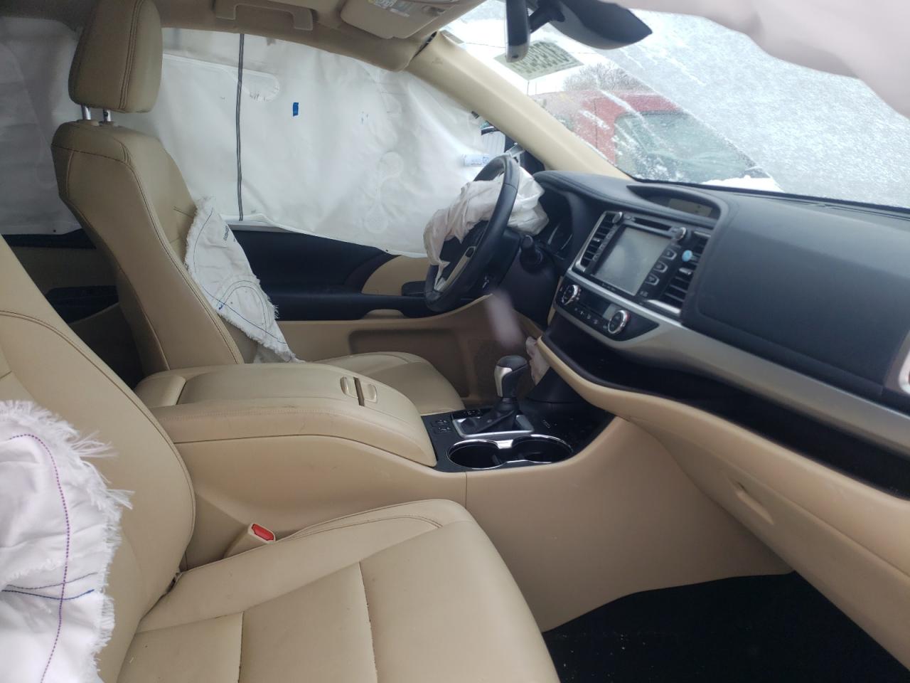 Photo 5 from auction – 2018 TOYOTA HIGHLANDER with VIN 5TDJGRFH6JS047355