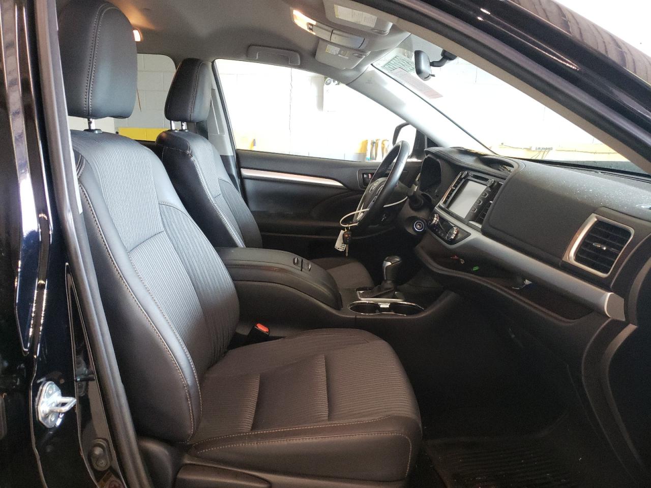 Photo 5 from auction – 2016 TOYOTA HIGHLANDER with VIN 5TDBKRFH8GS264319