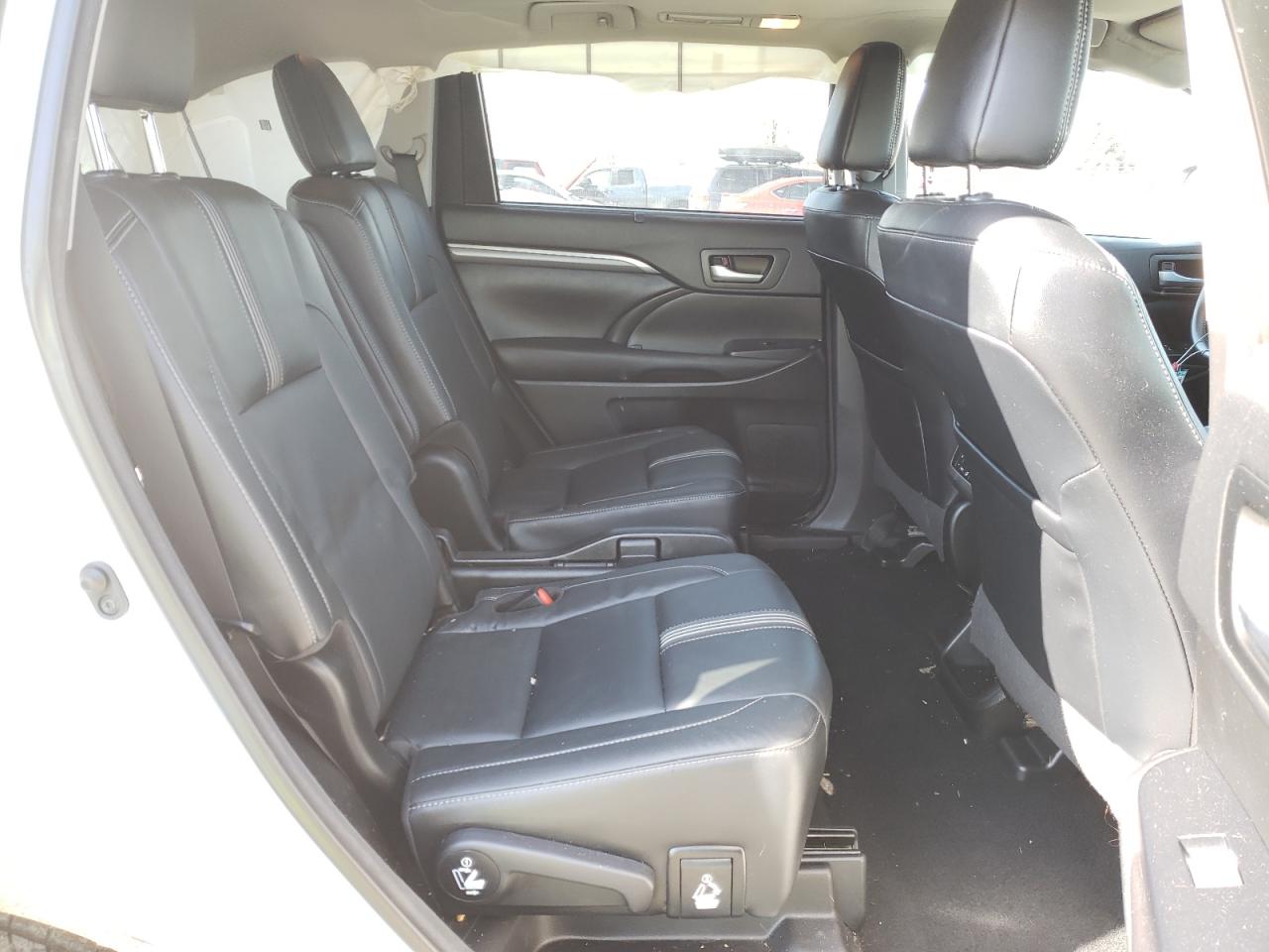 Photo 6 from auction – 2017 TOYOTA HIGHLANDER with VIN 5TDJZRFHXHS513373